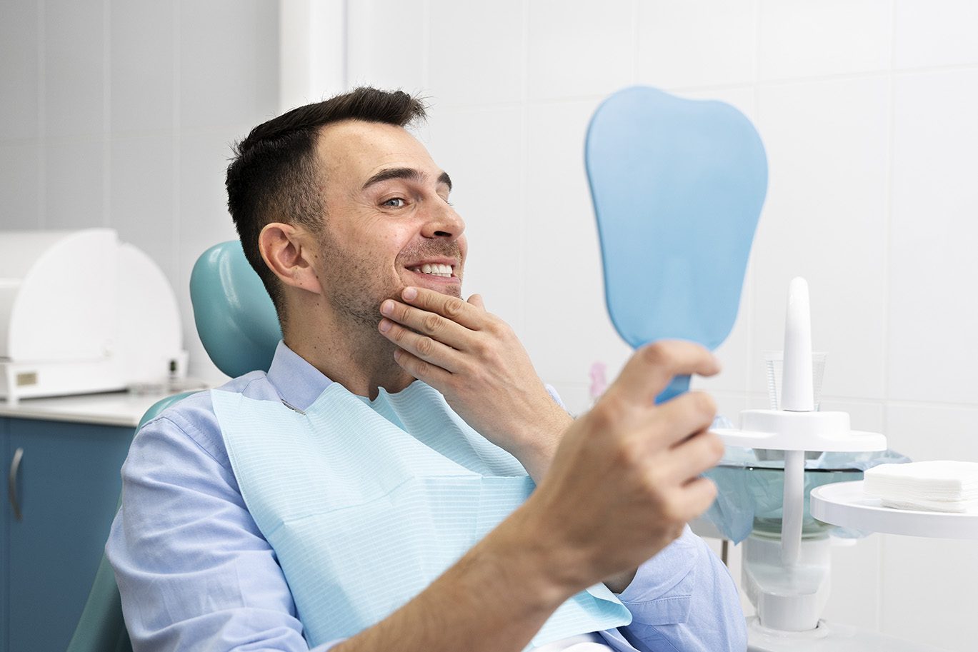 primer plano de un cliente satisfecho en una clínica dental