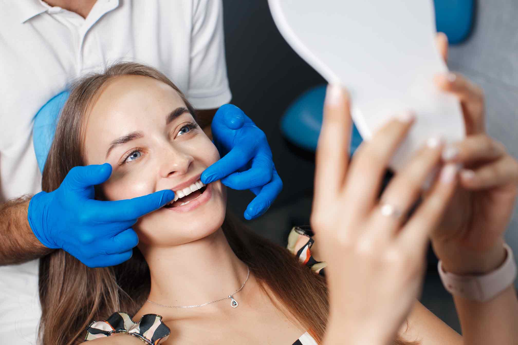 chica sonriente despues de su blanqueamiento dental en el Centre de bienestar Lepanto